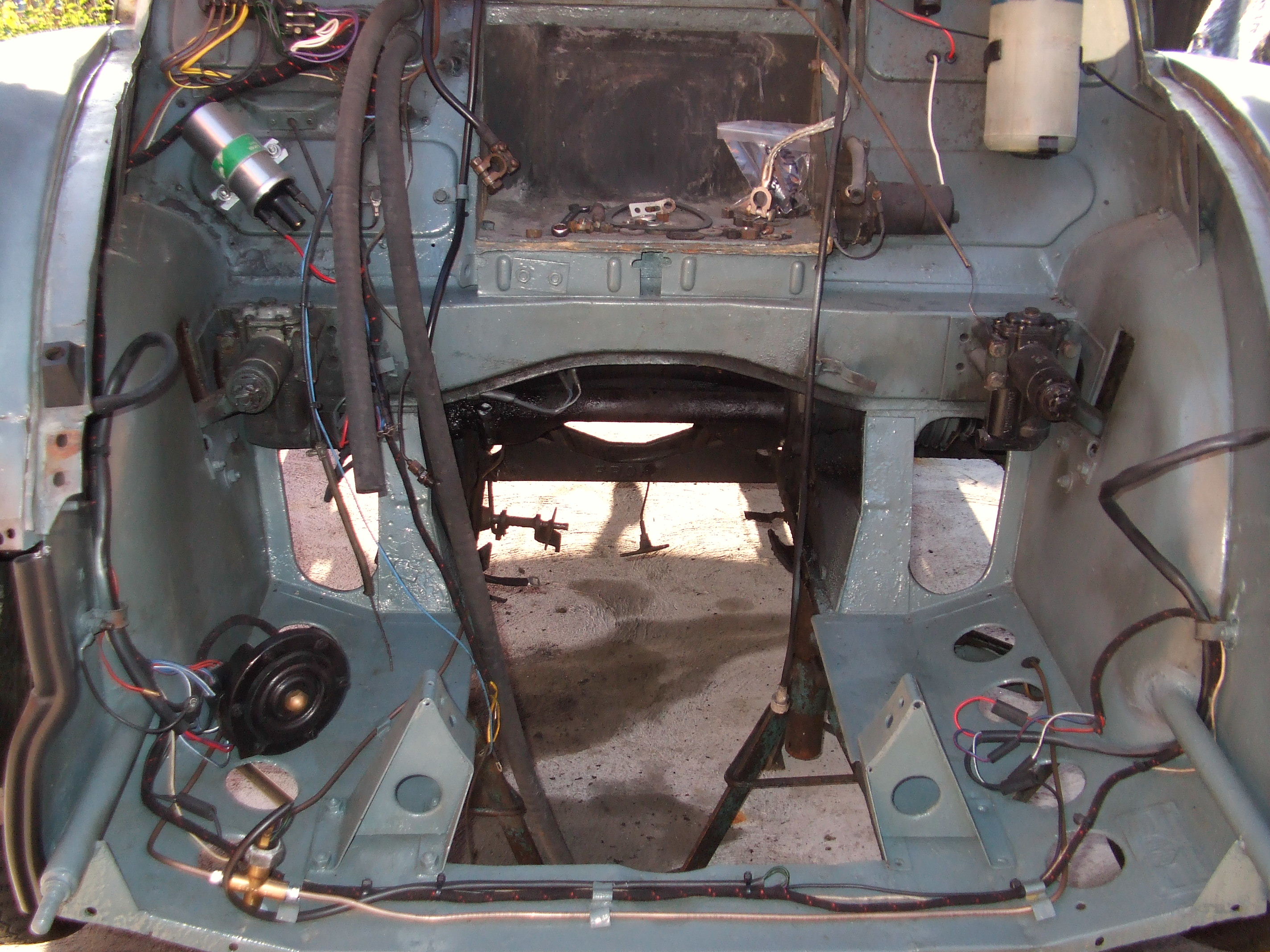 Sally's engine bay after the tart up 1.JPG